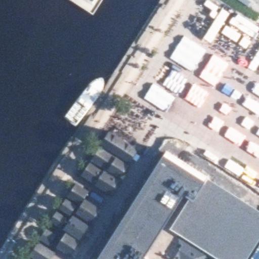 Kauppatorin Kahvila Makasiini: terassi ilmakuvassa, Oulu